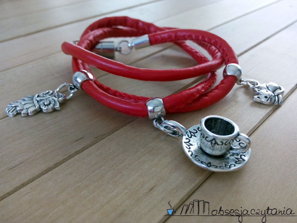 Czerwona bransoletka z filiżanką